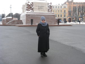 Me in front of the monument. Notice my nice new hat which is fleece lined and very warm and a good complement to my great scarf that I can put over my head and around my neck or just around my neck.