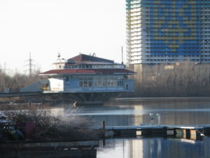 We were intrigued by this little building that almost looked like a house boat. It is actually a waterfront restaurant and has good ratings.