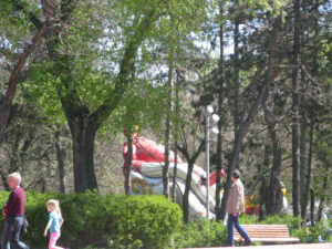 Right behind the statue you can see the amusement park. Much of it is just like home.