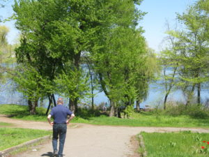 Walking toward the river on the other side of the island away from the statue