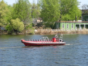 Being towed - this looks like a boat we saw on the Hudson River by Manhattan - that boat was a super speed boat - definitely one you would get wet in.