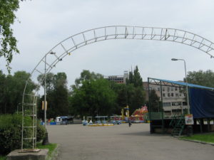 Entrance into another amusement area.