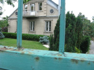 Along the way we saw some more single family homes. this one seems very nice. Most had nice lawns and lots of flowers.