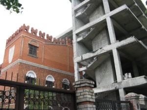 As we often see, there are beautiful almost new buildings right next to ones that seem to have been abandoned.