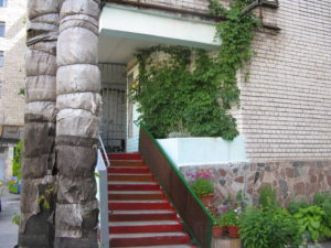 Here is the entrance to one Polia. She just recently painted the stairs red.