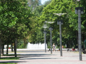 A closer view of the fountain.